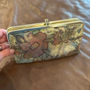HOBO INTERNATIONAL Lauren Clutch floral metallic.